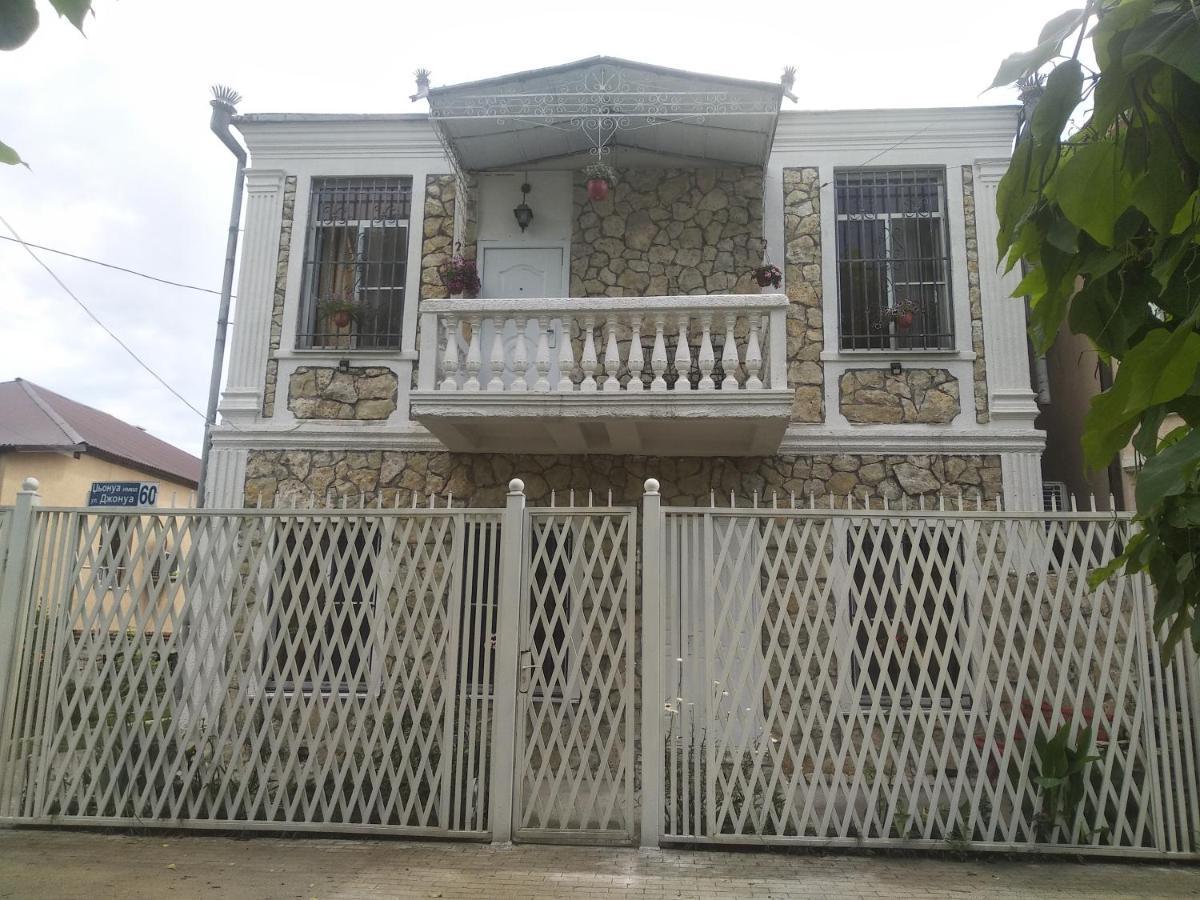 Apartment On Dzhonua Street Sukhumi Esterno foto